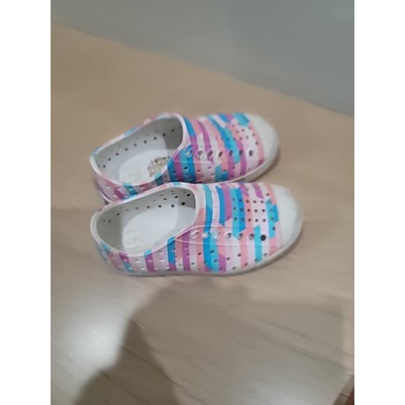 Native Kids Jefferson Sugarlite Sandals Shoes Sz 8 Shell White Pastel Stripe - Picture 9 of 9